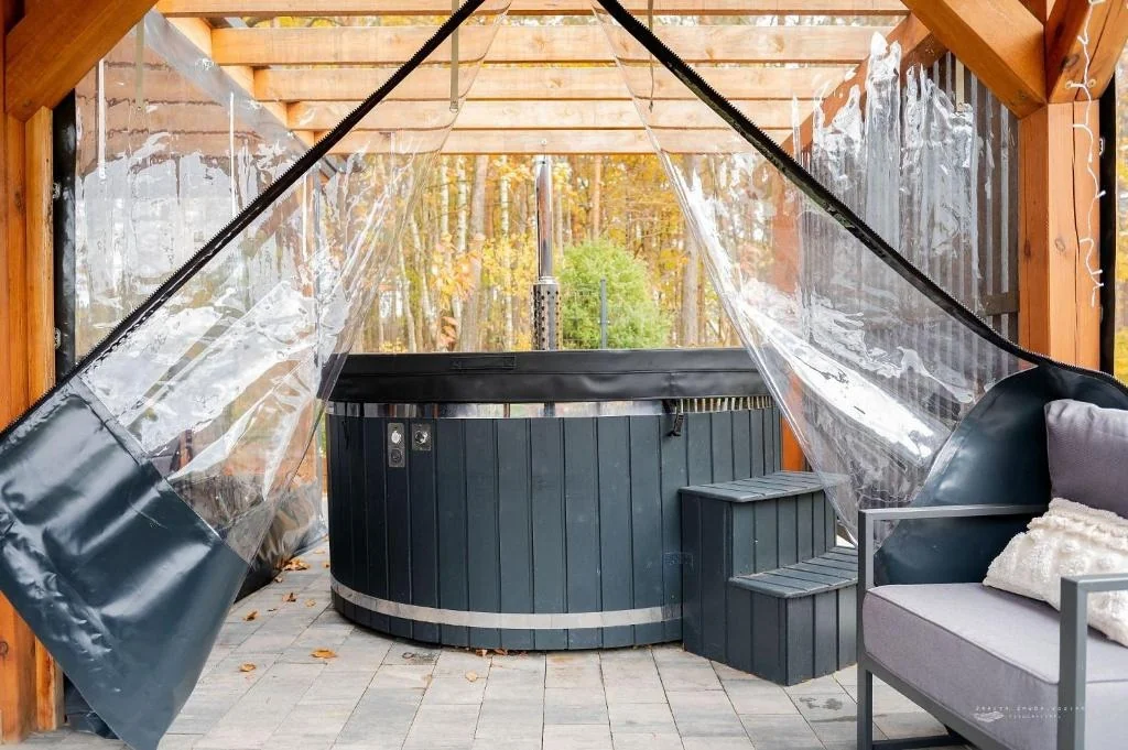Parująca bania z jacuzzi na drewnianym tarasie